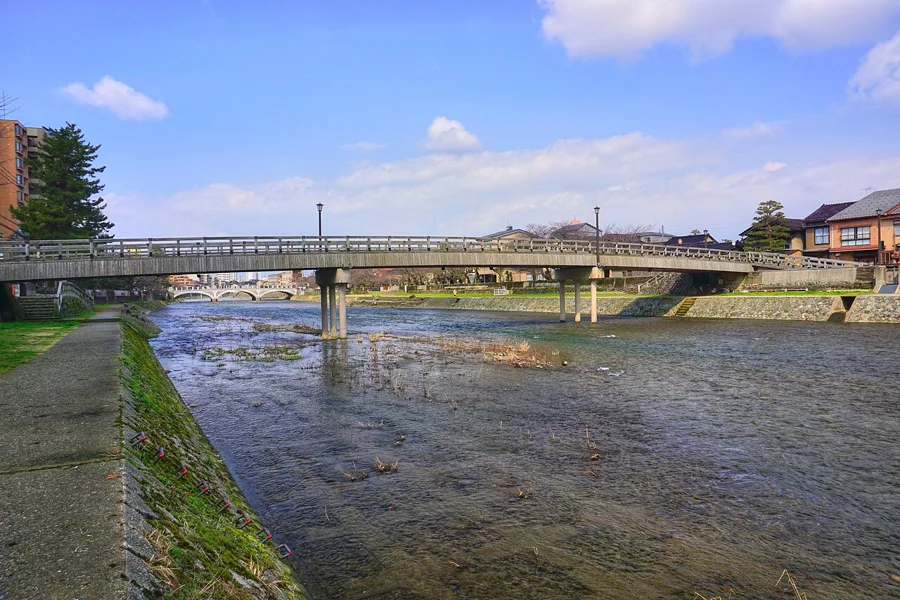 Umenohashi Bridge (a photogenic kimono spot around Higashi Chaya District)