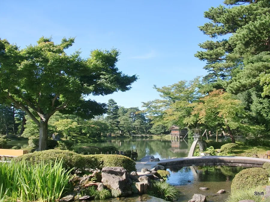 Kenrokuen, Kasumigaike Pond and Kotoji Lantern (photogenic kimono spot around Kenrokuen)