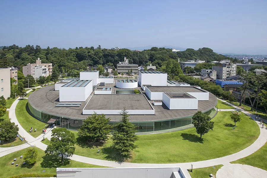 21st Century Museum (a photogenic kimono spot in Kanazawa)
