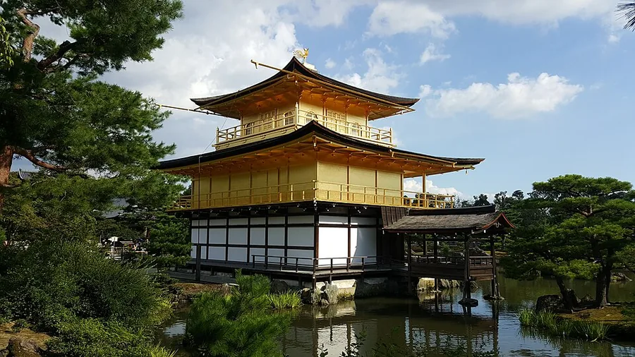 金閣寺 鏡湖池（金閣寺の着物映えフォトスポット）