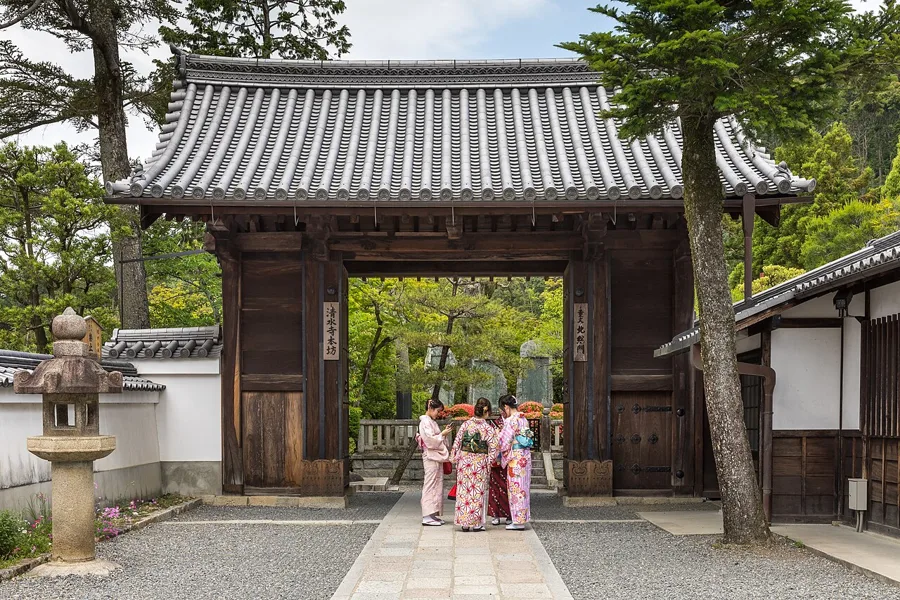 Kiyomizu-dera (kimono-worthy photo spot near Hanamikoji)