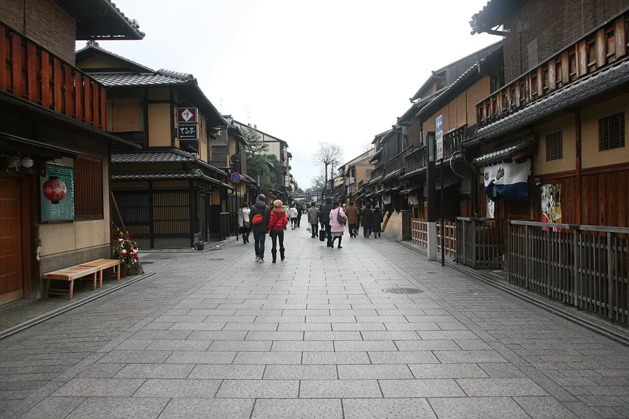 Hanamikoji (a photogenic kimono spot around Higashiyama)