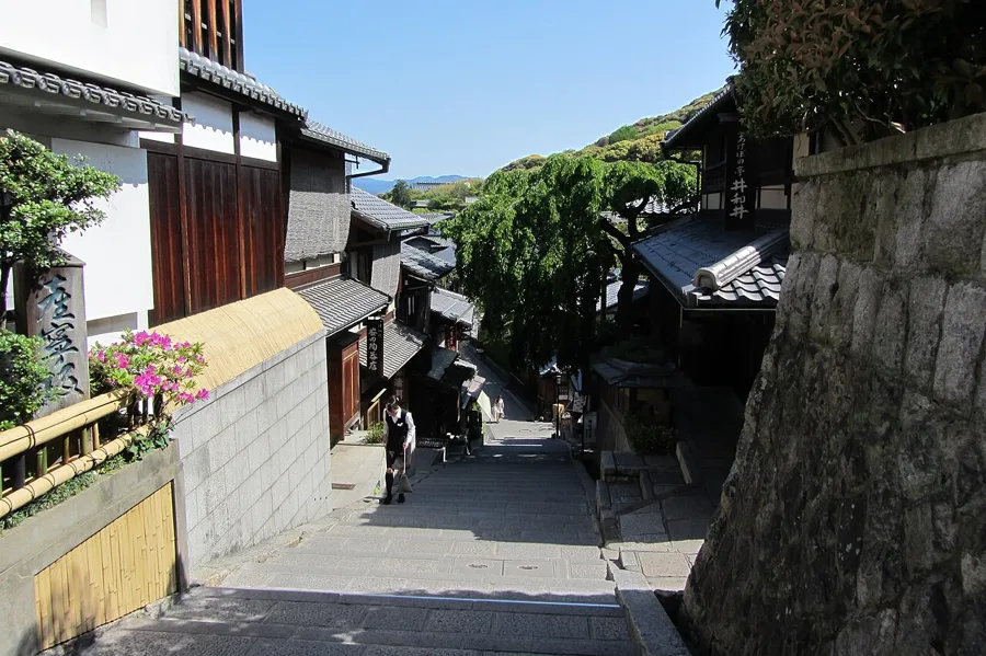 Sannenzaka (a photogenic kimono spot around Shijo-Kawaramachi)