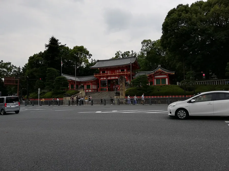 Yasaka Shrine West Tower Gate (kimono-worthy photo spot near Yasaka Shrine)