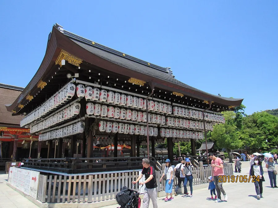 Yasaka Shrine Dance Hall (kimono-worthy photo spot near Yasaka Shrine)
